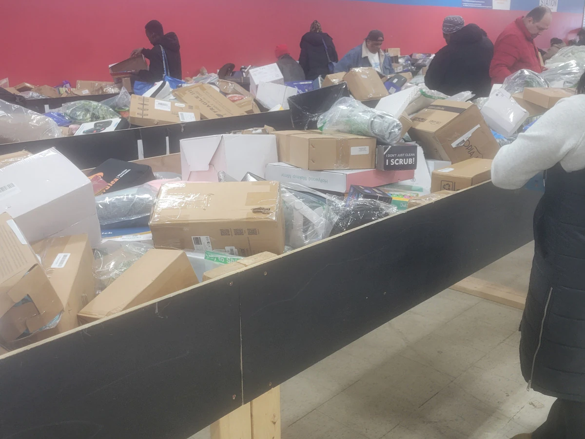All N Binz bin store in Etobicoke, Ontario — a Canadian liquidation store with daily price drops.