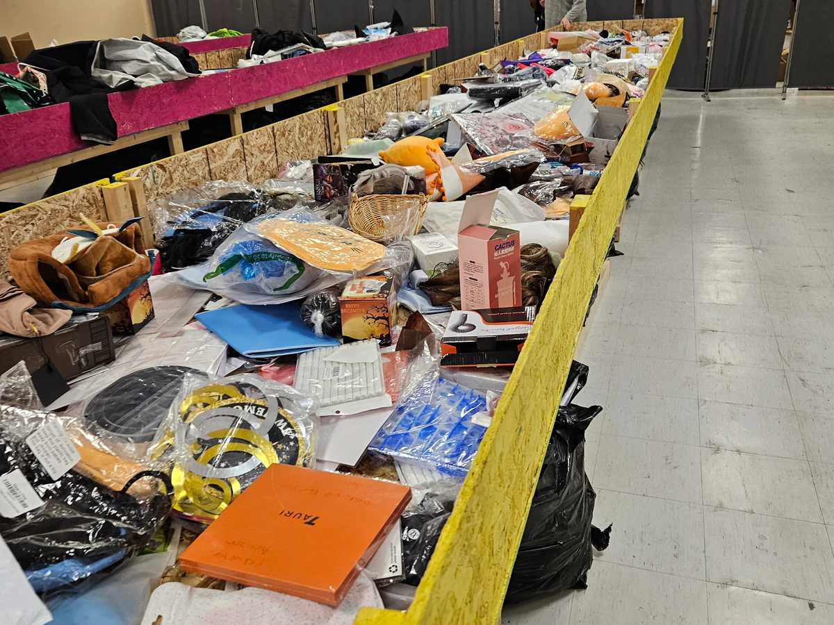 Amazing Bins Mega bin store in Windsor, Ontario — a Canadian liquidation store with daily price drops.