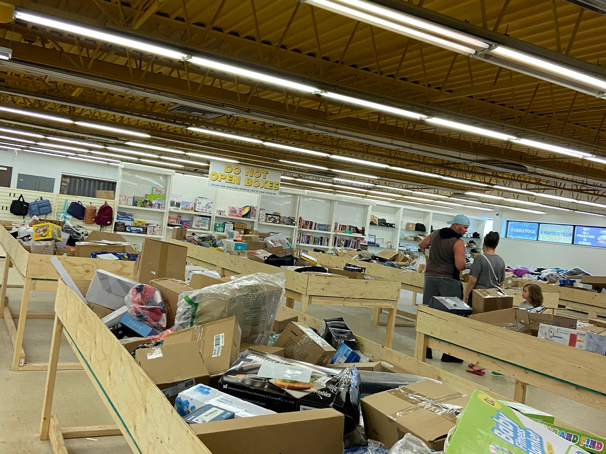 Bin Raiders bin store in Burlington, Ontario — a Canadian liquidation store with daily price drops.