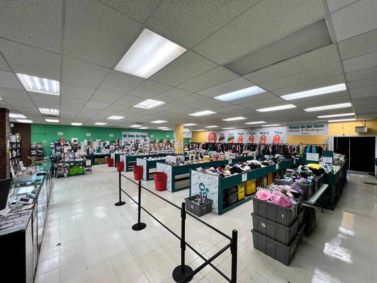 Binz Hub Liquidation bin store in Saint Catharines, Ontario — a Canadian liquidation store with daily price drops.