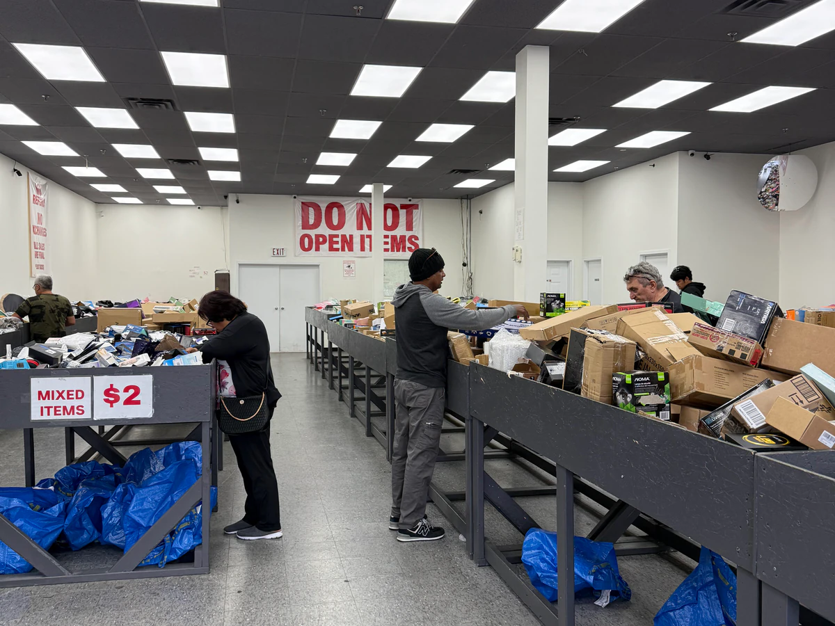 Moez Binz & Liquidation bin store in North York, Ontario — a Canadian liquidation store with daily price drops.
