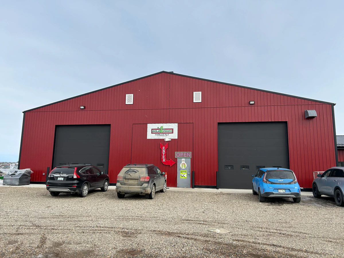 Wiener Binz bin store in Prince Albert and Regina, Saskatchewan — a Canadian liquidation store with daily price drops.