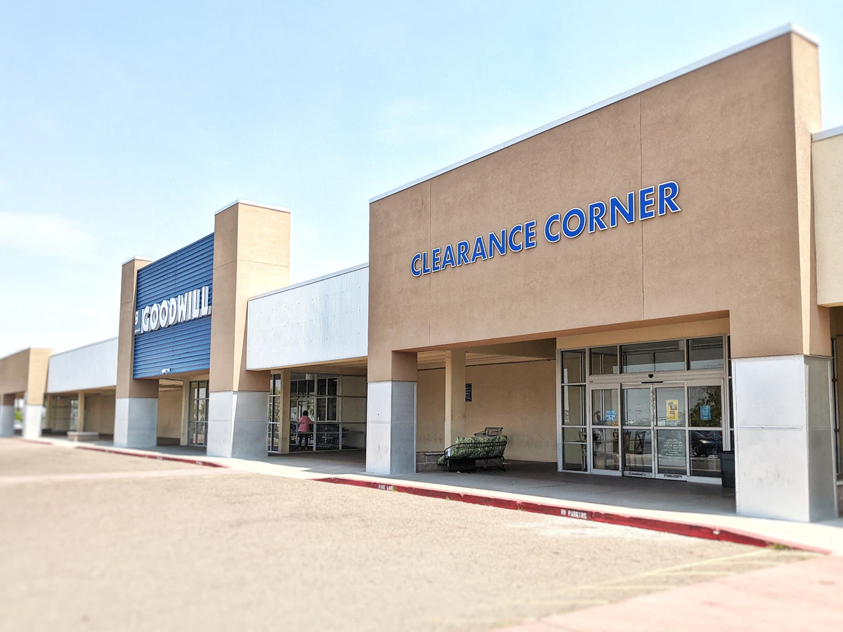 Goodwill- San Mateo in Albuquerque, New-mexico, featuring display shelves with books and home decor items.