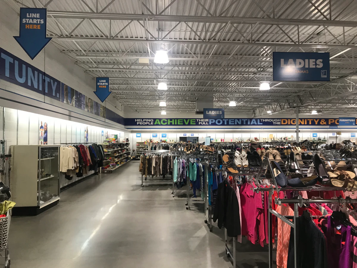 Palmetto Goodwill in North Charleston, South-carolina, featuring display shelves with books and home decor items.
