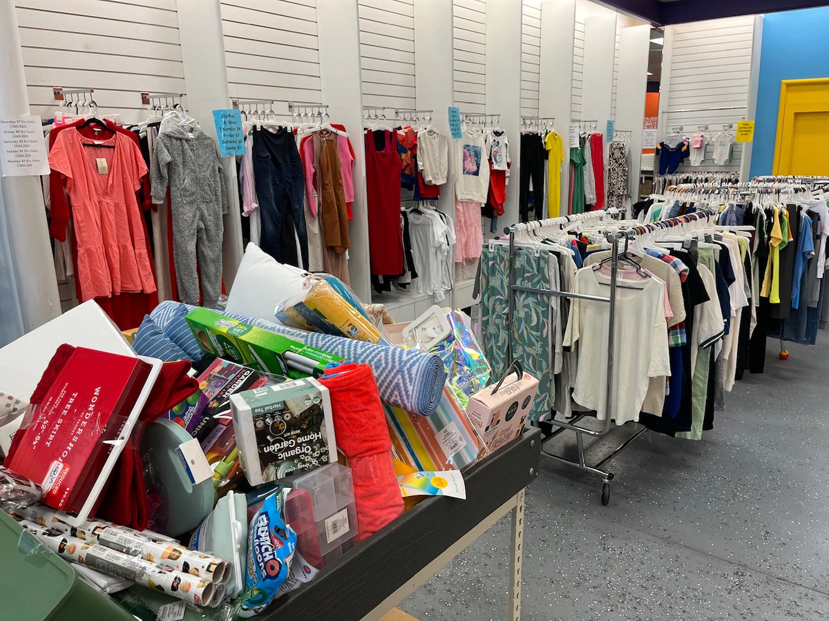 4 Day Deals interior merchandise display - discount store in tulsa, oklahoma.