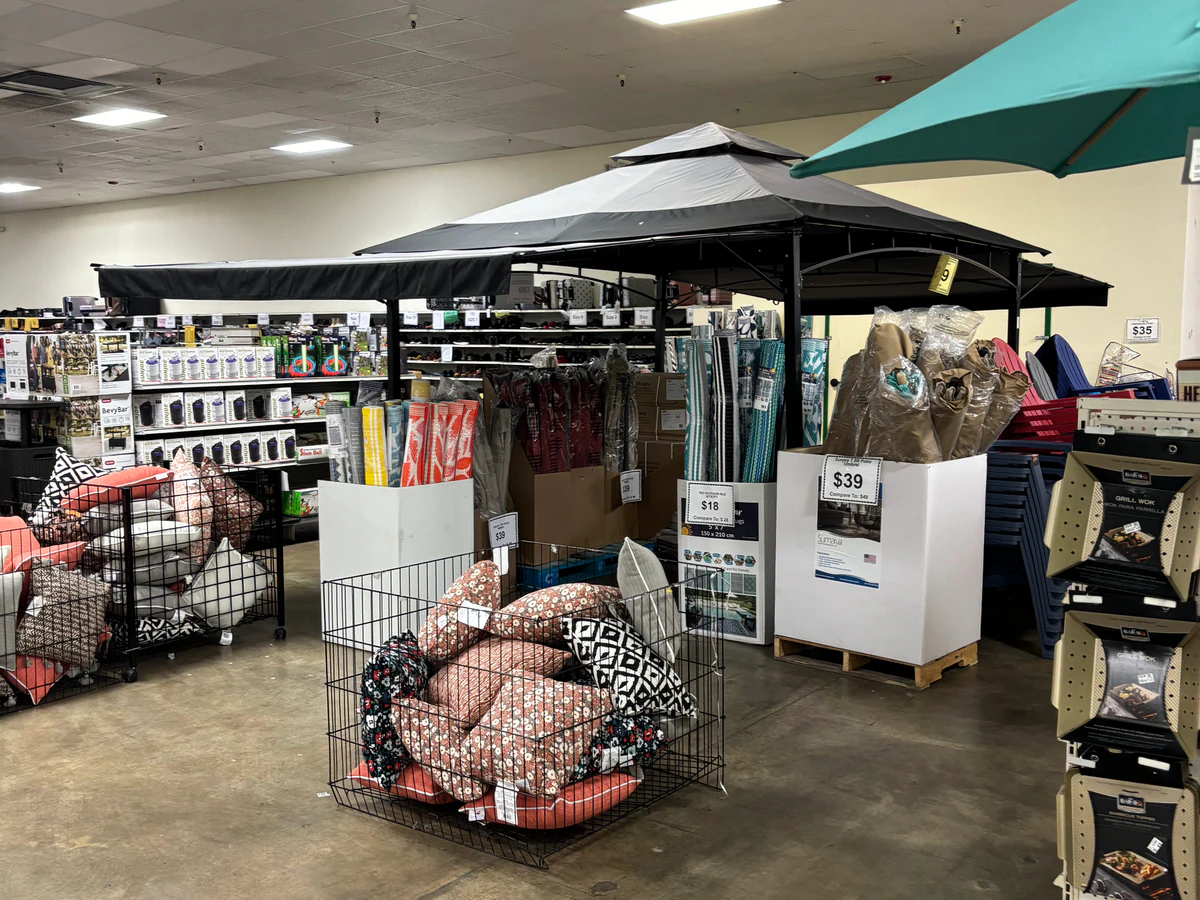 Bargain Hunt – Conway interior merchandise display - discount store in conway, arkansas.