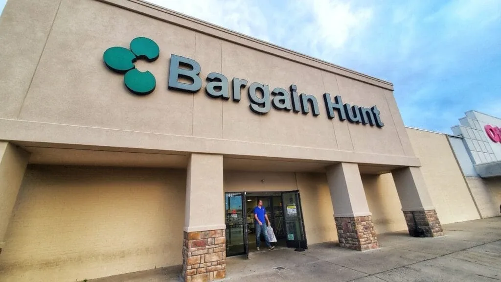 Bargain Hunt – Conway interior merchandise display - discount store in conway, arkansas.
