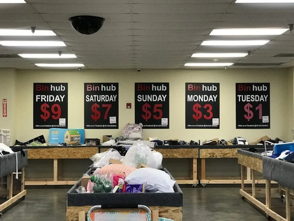 Bin Hub Lakeland interior merchandise display - discount store in lakeland, florida.