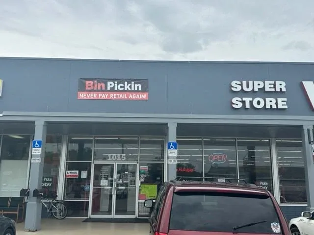 Bin Pickin – Leesburg interior merchandise display - discount store in leesburg, florida.