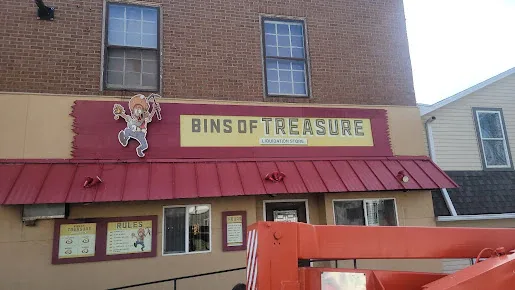 Bins of Treasure Liquidation interior merchandise display - liquidator in dyersville, iowa.