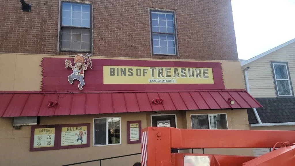 Bins of Treasure Liquidation interior merchandise display - liquidator in dyersville, iowa.