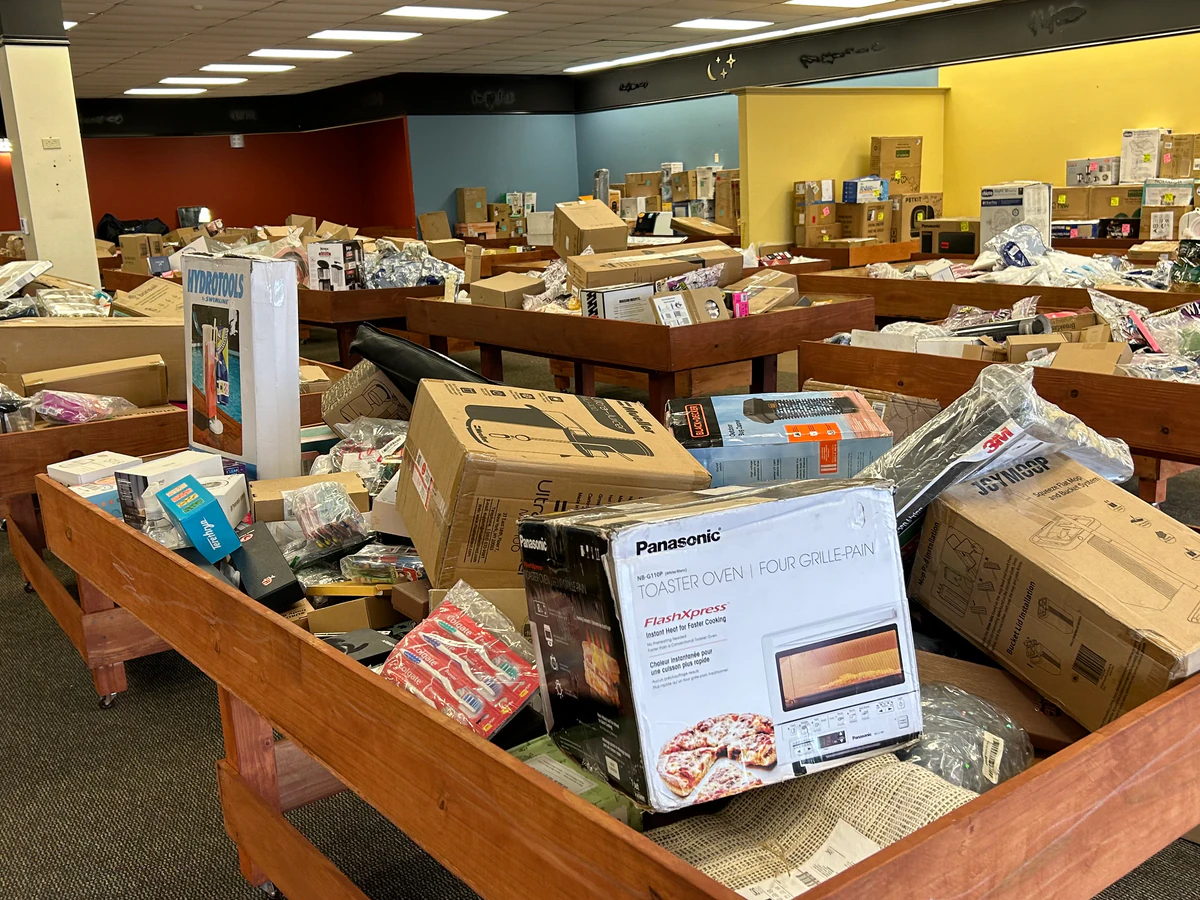 Bulk Deals & Bins interior merchandise display - bin store in orlando, florida.