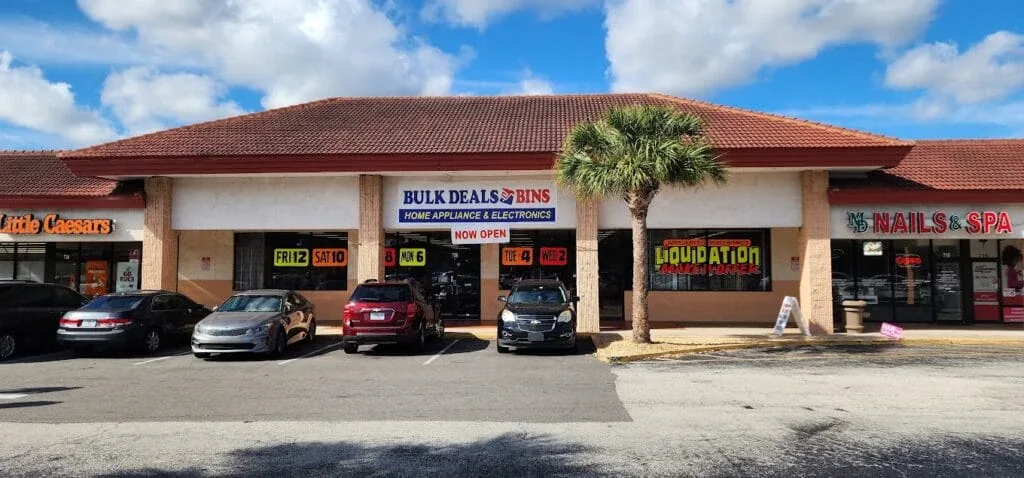 Bulk Deals & Bins interior merchandise display - bin store in orlando, florida.