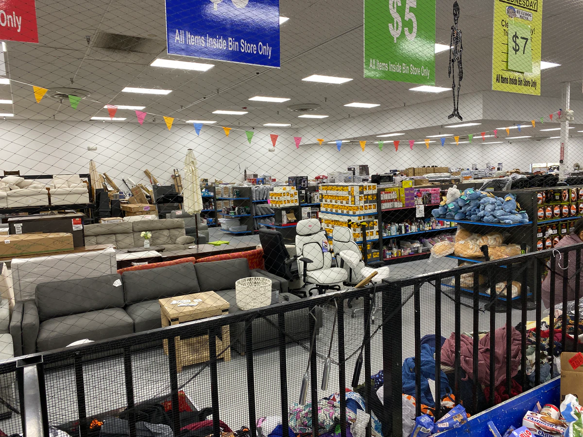 Bulldog Liquidators interior merchandise display - liquidator in las vegas, nevada.