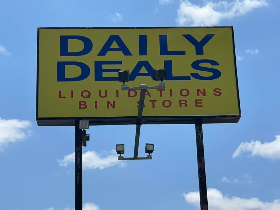 Daily Deals interior merchandise display - liquidator in seaford, delaware.
