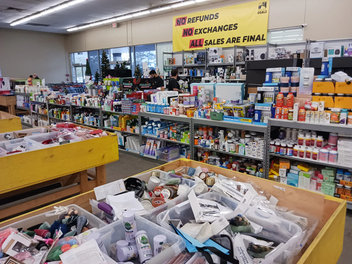 Daily Dealz – Orange Park interior merchandise display - discount store in orange park, florida.