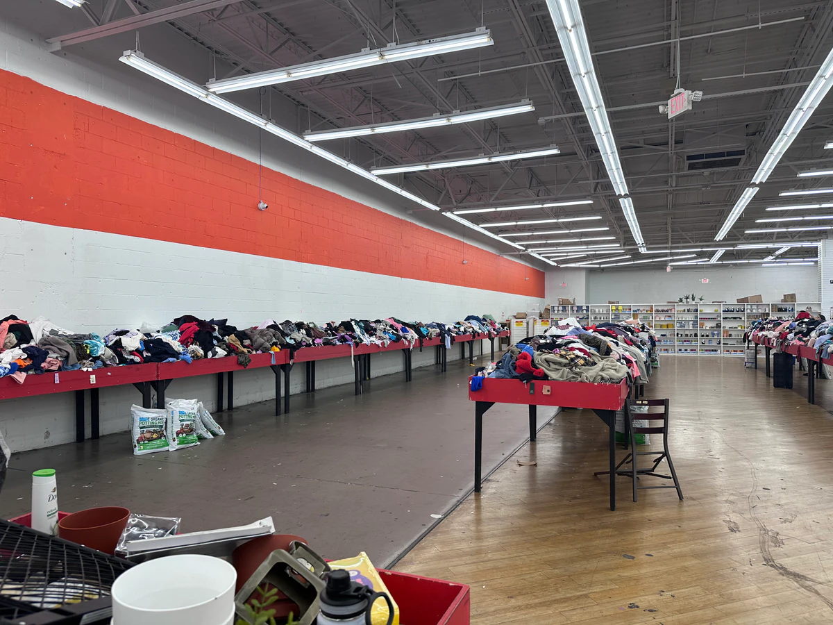 Daily Dealz Orlando FL interior merchandise display - discount store in orlando, florida.