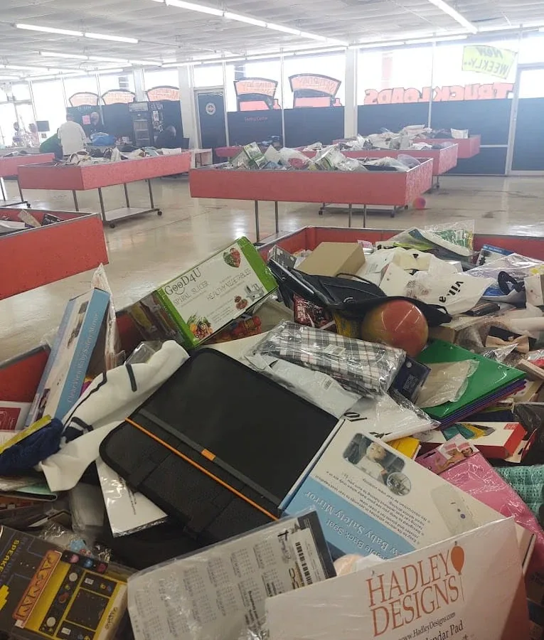 Deal Daze interior merchandise display - discount store in port richey, florida.