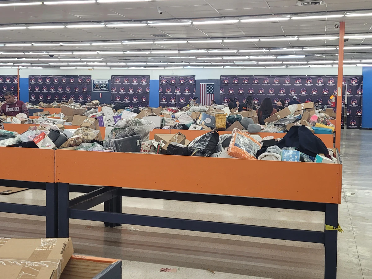 Deal Hunterz San Ysidro interior merchandise display - discount store in san ysidro, california.