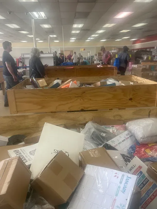 Deals N’ Steals Bin Store & Discount Outlet interior merchandise display - store in jesup, georgia.