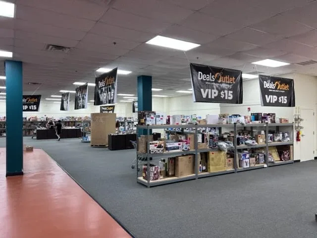 Deals Outlet Bin Store Byron interior merchandise display - discount store in byron, georgia.