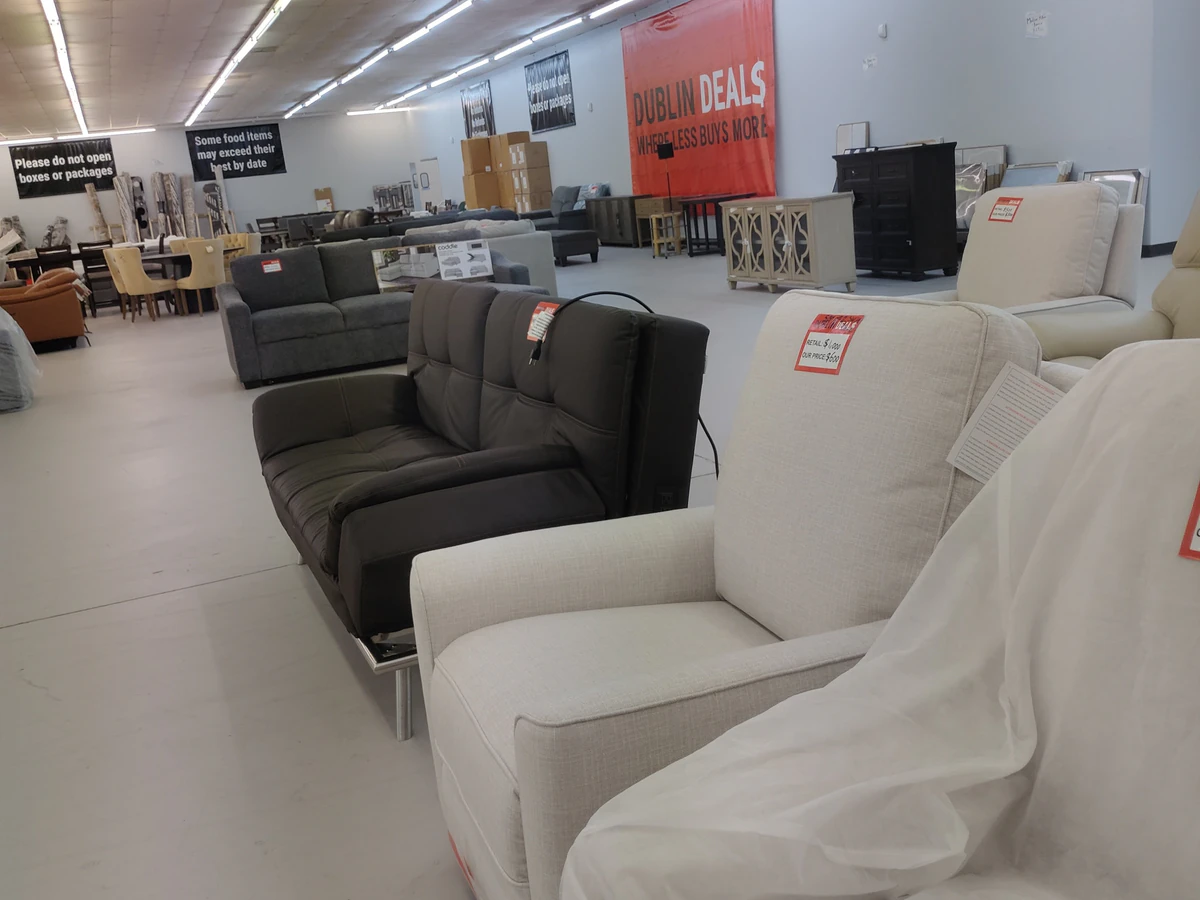 Dublin Deals interior merchandise display - discount store in east dublin, georgia.