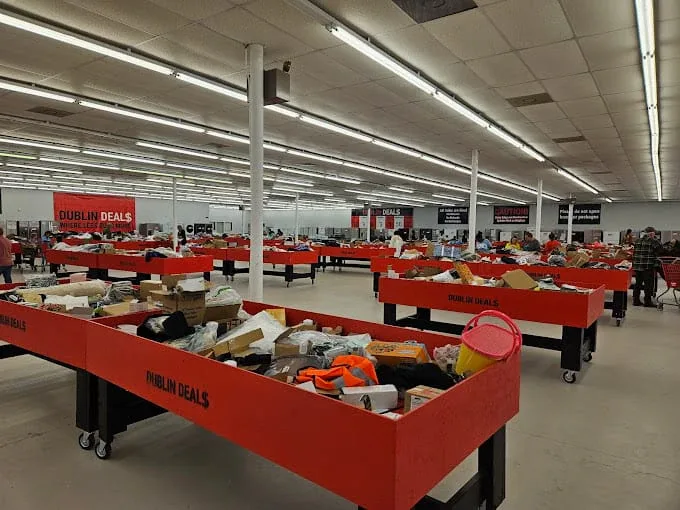 Dublin Deals interior merchandise display - discount store in east dublin, georgia.