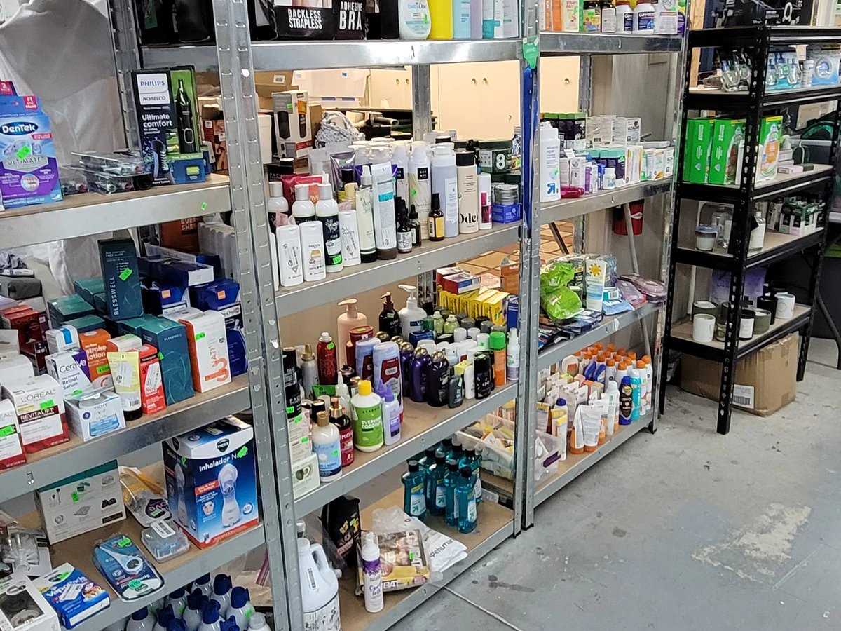 Hot Deals Liquidation – Pasco interior merchandise display - outlet store in pasco, washington.