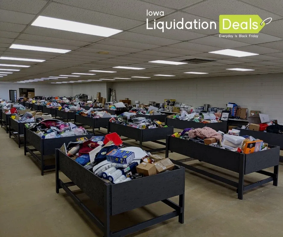 Iowa Liquidation Deals interior merchandise display - discount store in waterloo, iowa.