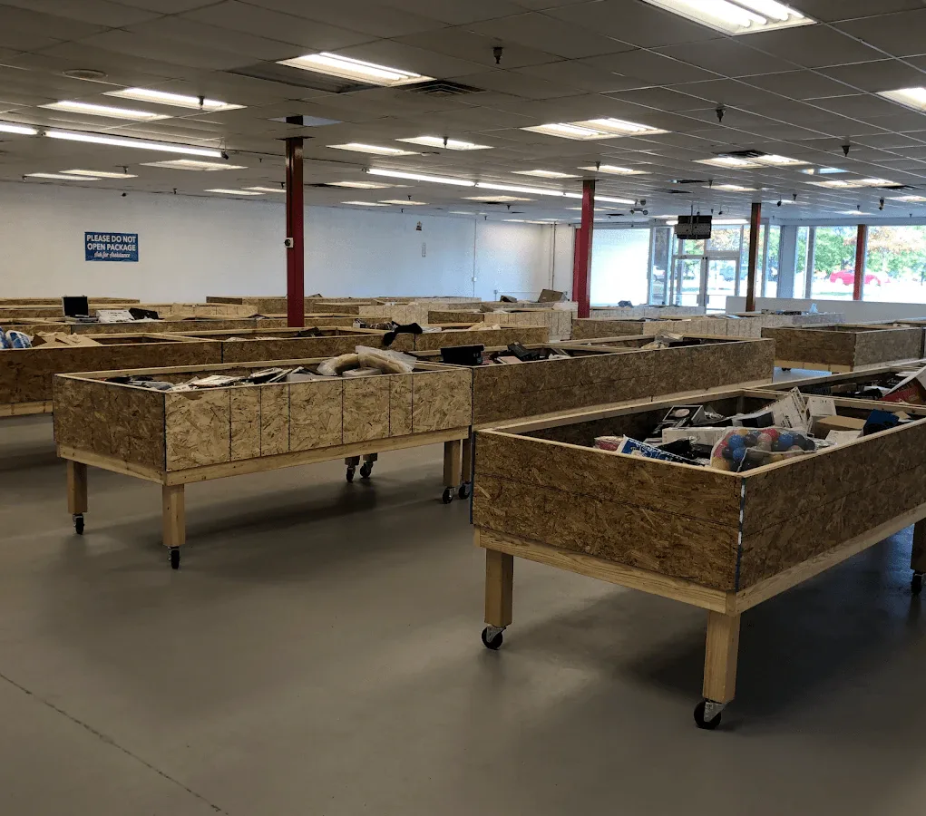 Korting Outlet: Muskegon interior merchandise display - discount store in muskegon, michigan.