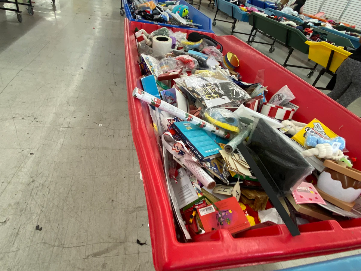Last Chance Store – Palmdale interior merchandise display - discount store in palmdale, california.