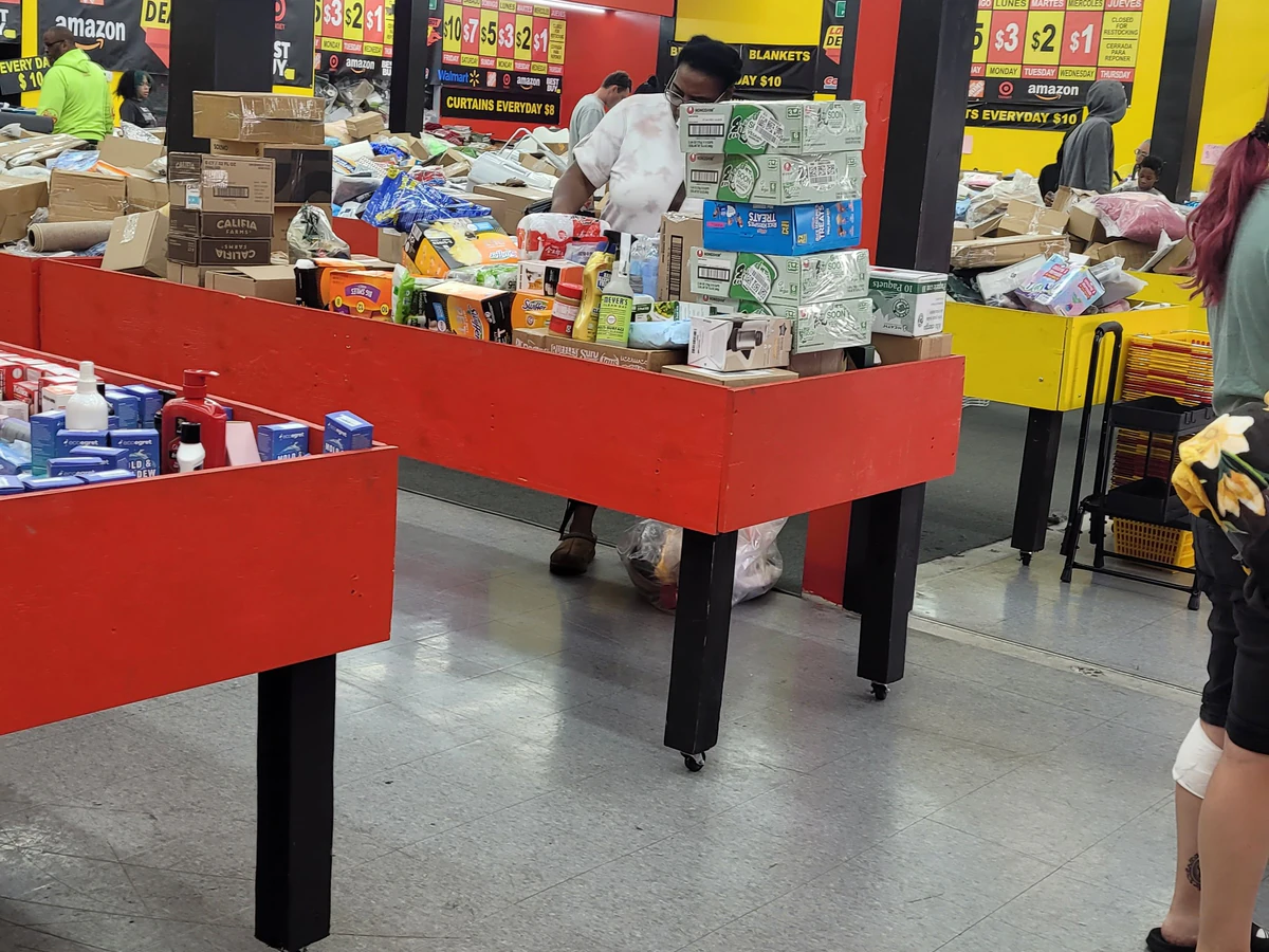 Loco Hot Deals – Bin Store in Philadelphia interior merchandise display - liquidator in philadelphia, pennsylvania.
