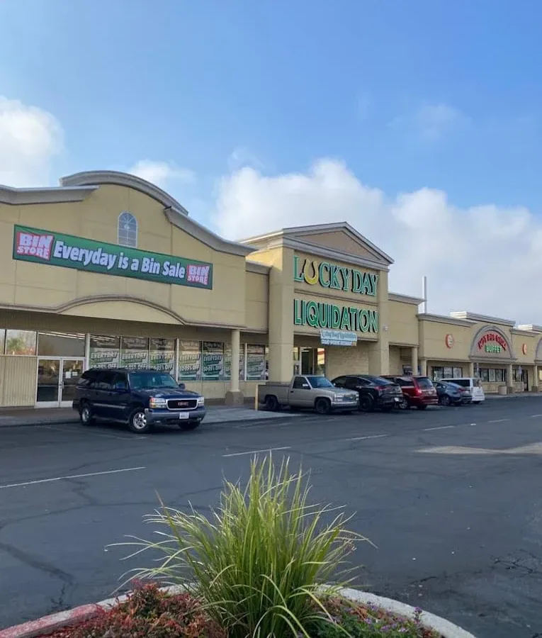 Lucky Day Liquidation – Clovis interior merchandise display - liquidator in clovis, california.