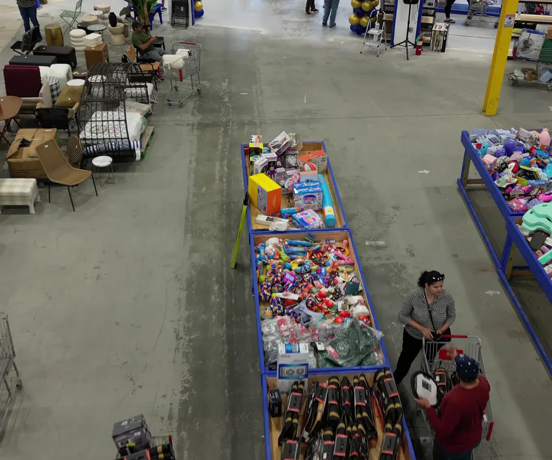 Pallet Kings Liquidators interior merchandise display - discount store in medford, new york.