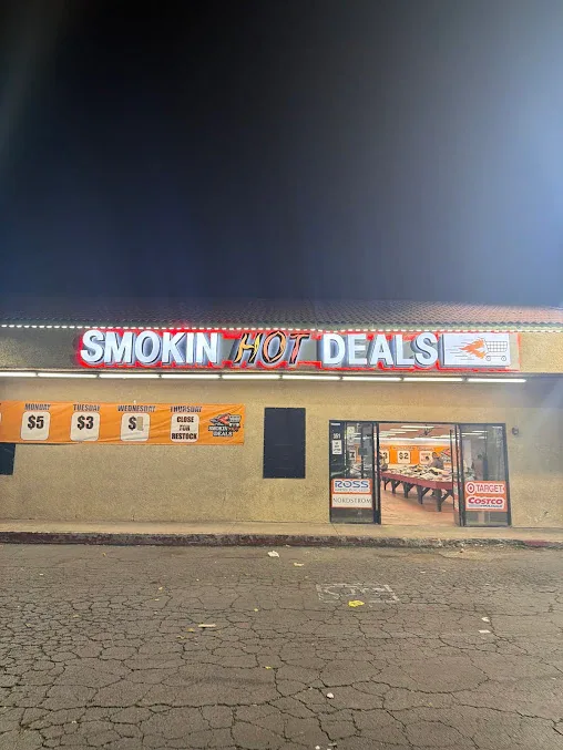 Smokin’ Hot Deals Perris interior merchandise display - thrift store in perris, california.