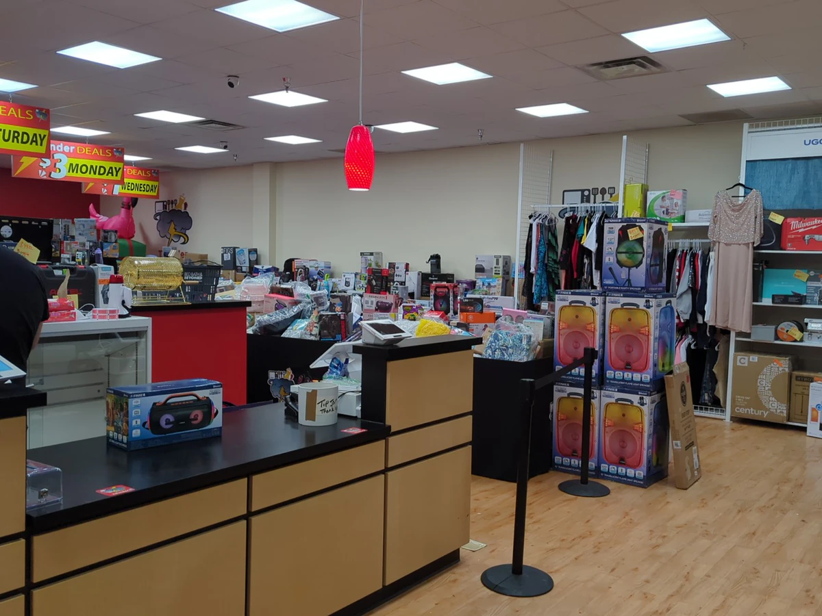 Thunder Deals Liquidation interior merchandise display - liquidator in rochester, new york.