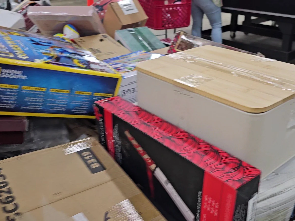 Treasure Hunt Liquidators interior merchandise display - discount store in norfolk, virginia.